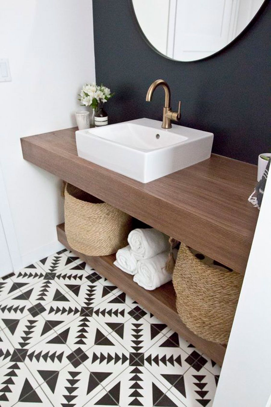 Armonía de Madera, Latón y Patrones en el Baño Armonía de Madera, Latón y Patrones en el Baño