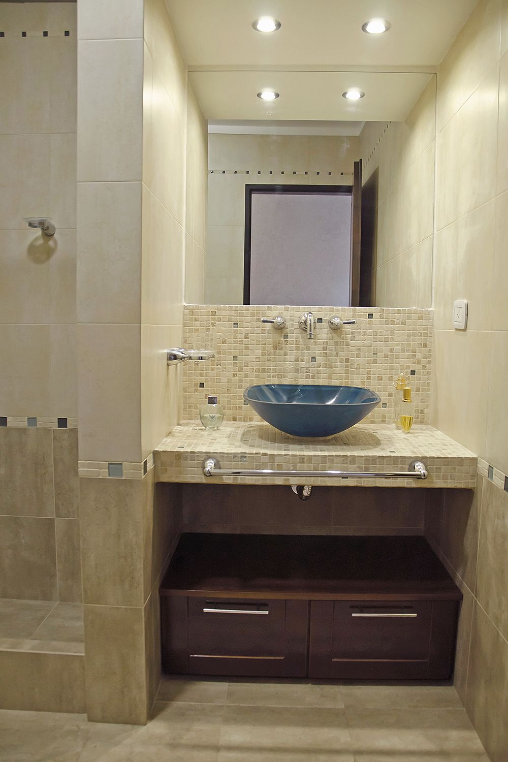 Baño Contemporáneo con Armonía de Tonos Tierra y Azul Baño Contemporáneo con Armonía de Tonos Tierra y Azul