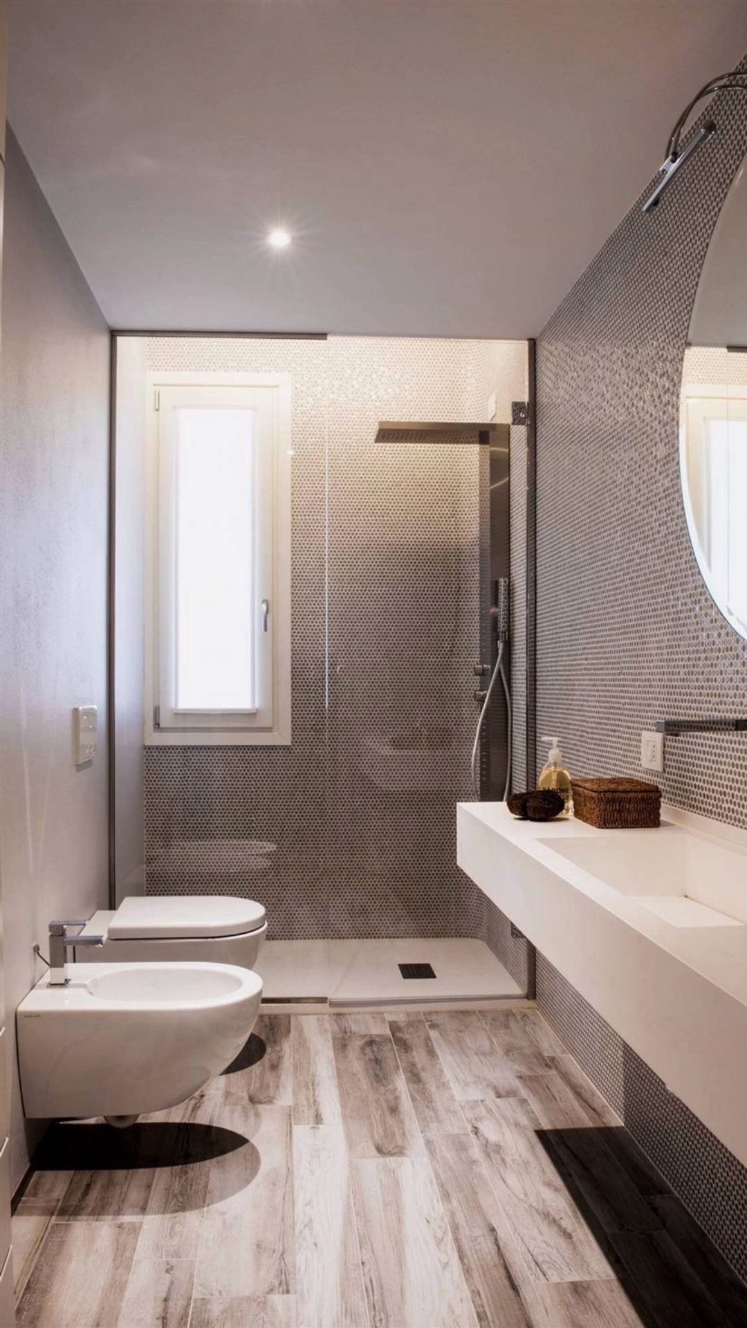 Baño con Piso de Madera y Pared de Mosaico: Modernidad y Calidez Baño con Piso de Madera y Pared de Mosaico: Modernidad y Calidez